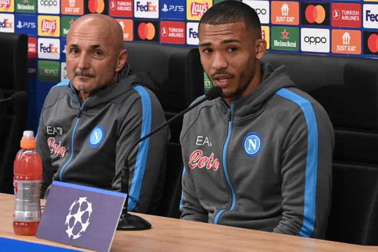 Juan Jesus e Spalletti in conferenza stampa con lo stemma della Champions League sullo sfondo