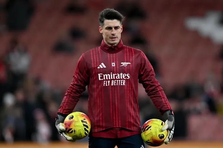 Kepa Arrizabalaga con maglia Arsenal tiene due palloni gialli durante l'allenamento