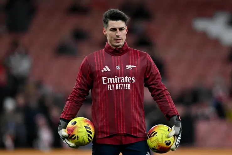 Kepa con i palloni durante l'allenamento dell'Arsenal, indossa la maglia rosso bordeaux dei Gunners