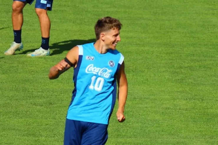 Jesper Lindstrom in maglia azzurra Napoli con numero 10 durante l'allenamento a Dimaro