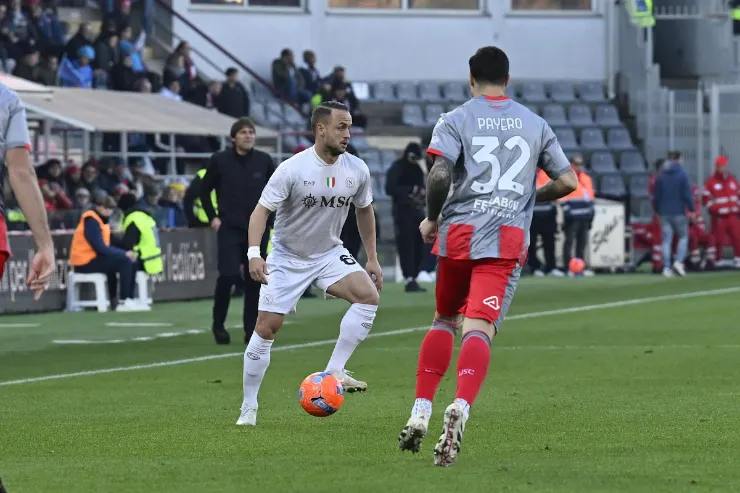 Stanislav Lobotka in azione durante una partita, con il pallone ai piedi in campo