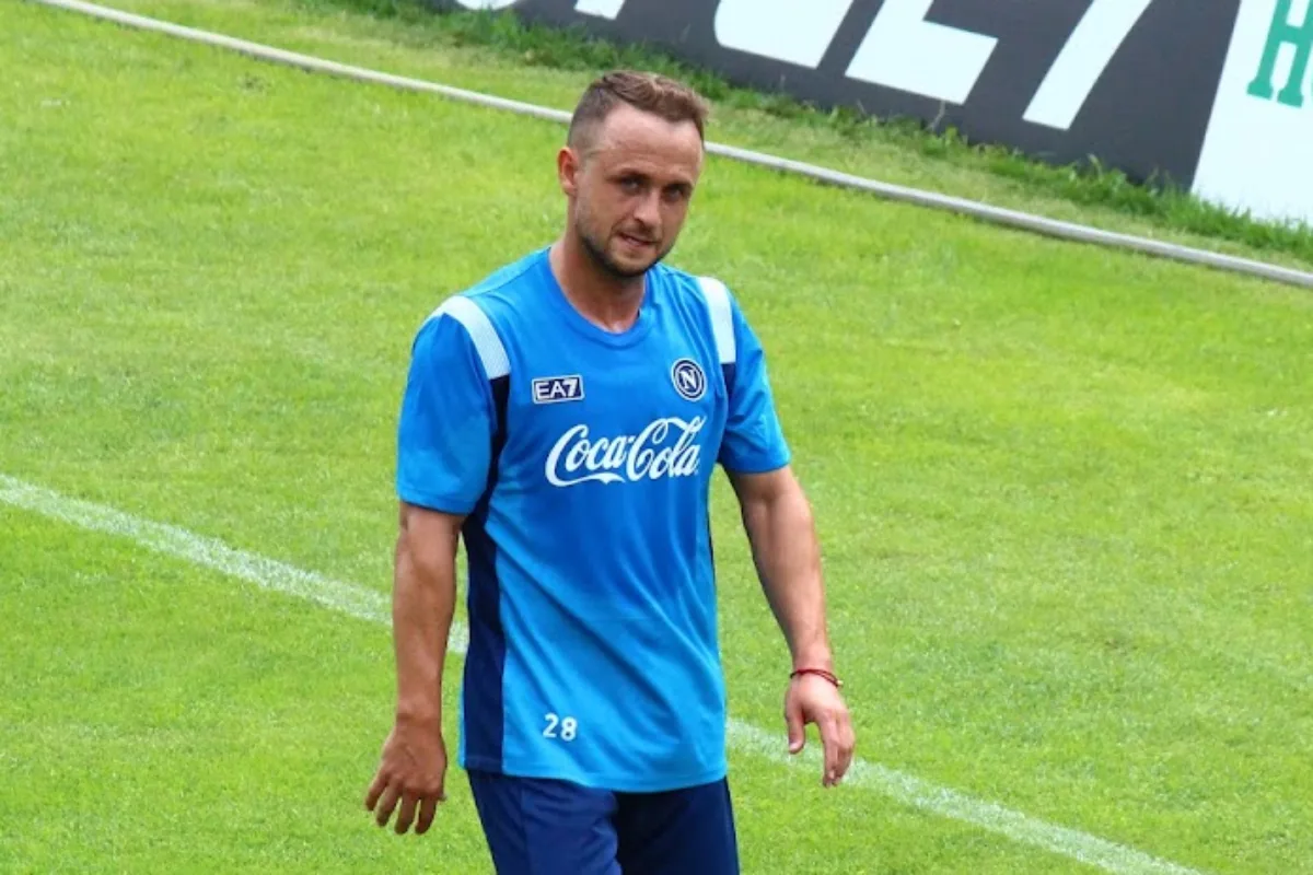 Stanislav Lobotka in maglia azzurra da allenamento del Napoli con numero 28