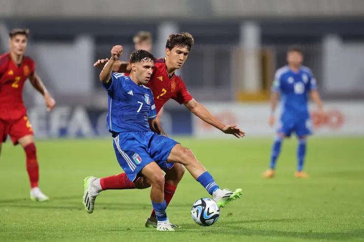 Luis Hasa con la nazionale italiana in maglia azzurra durante una partita di calcio