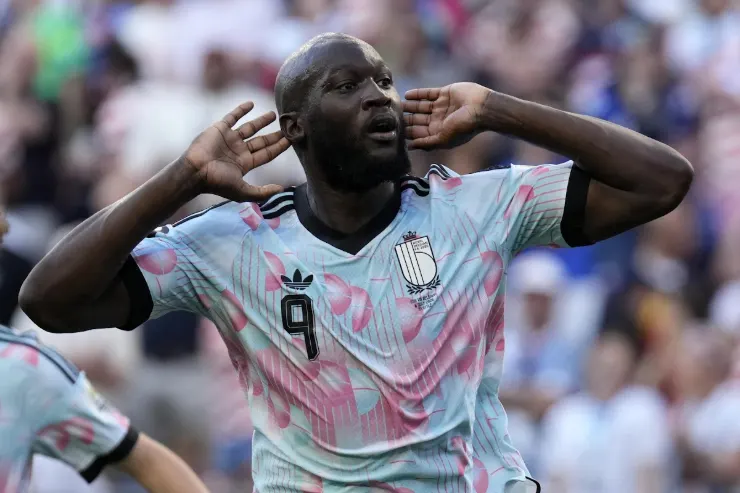 Lukaku attaccante del Belgio esulta durante una partita, con le mani alle orecchie in gesto di celebrazione