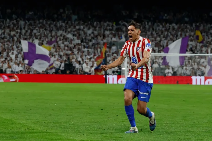 Nahuel Molina con la maglia dell'Atletico Madrid durante una partita, esulta in campo