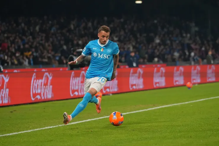 Noa Lang in azione con la maglia azzurra del Napoli durante una partita, con il pallone ai piedi