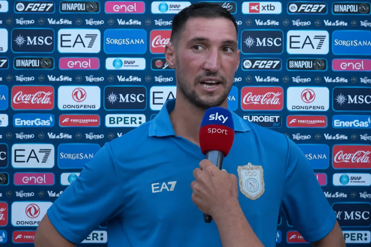Matteo Politano con la maglia azzurra del Napoli durante un'intervista con microfono Sky Sport