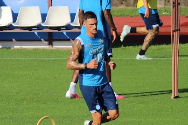Rafa Marin corre durante l'allenamento del Napoli a Dimaro con indosso la maglia azzurra