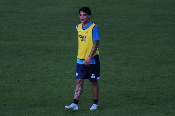 Rao, calciatore del Napoli in giubbetto giallo durante l'allenamento sul campo