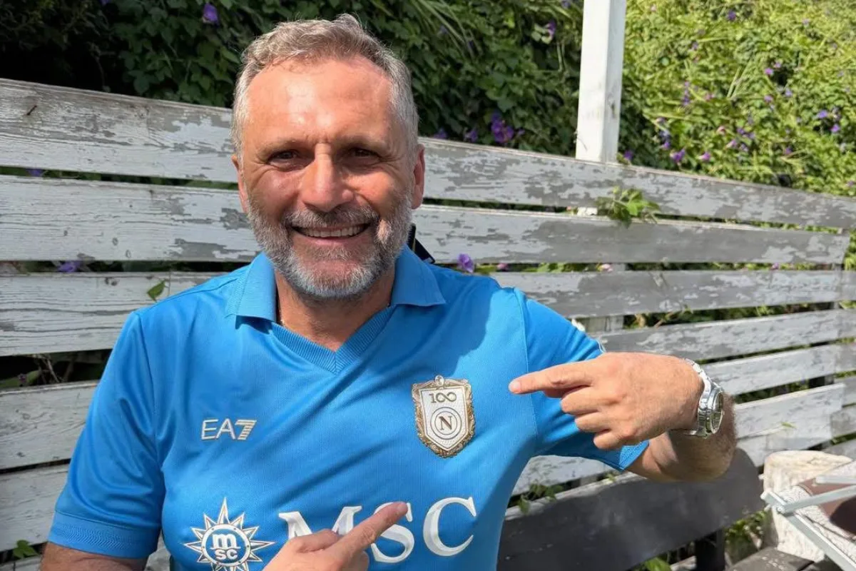 Sindaco di Afragola sorride indossando la maglia del Napoli EA7 al centro sportivo