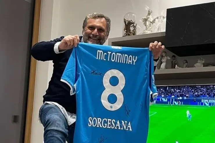 Il sindaco di Afragola mostra la maglia azzurra del Napoli con numero 8 e firma autografa
