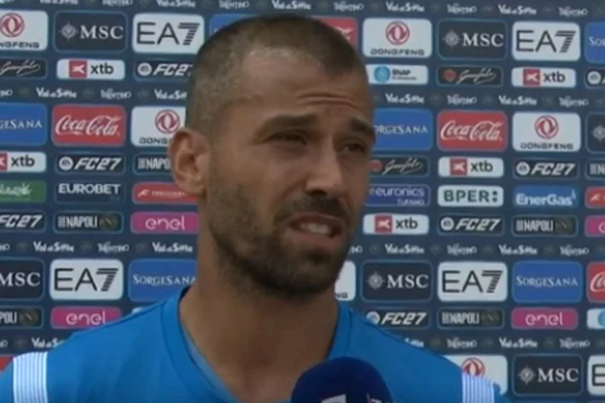 Spinazzola durante un'intervista davanti al muro degli sponsor del Napoli