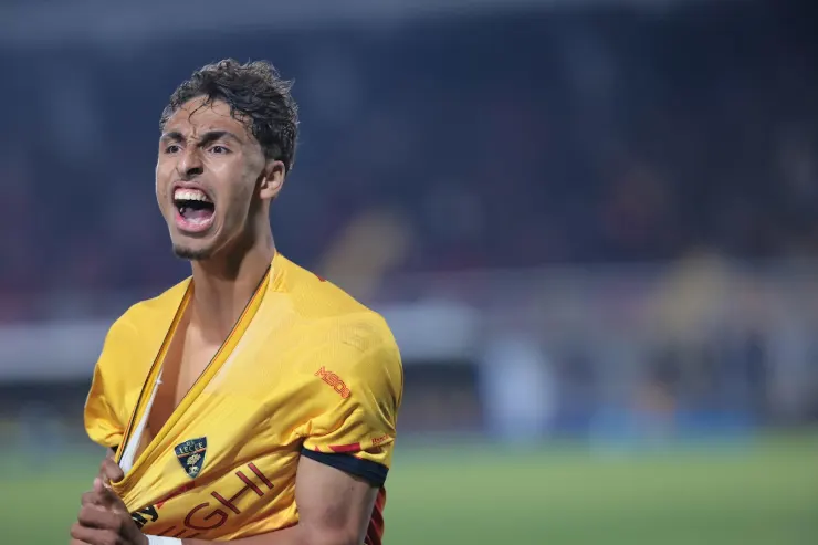 Tiago Gabriel giocatore del Lecce con medaglia al collo durante una partita