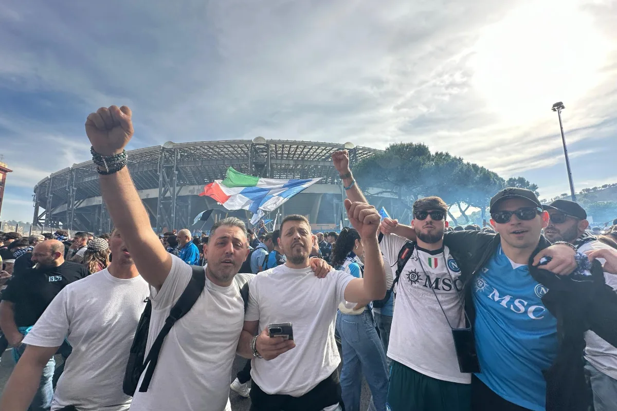 Tifosi del Napol con bandiere e maglie della squadra, davanti allo stadio Maradona