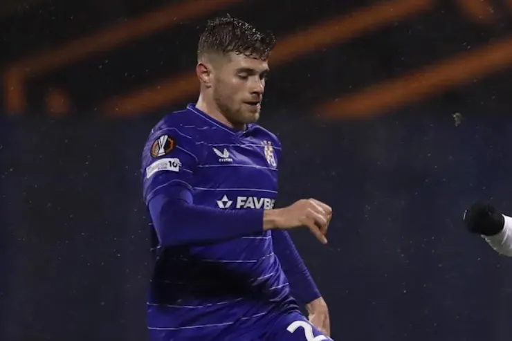 Valincic in azione durante una partita con la maglia della Dinamo Zagabria, numero 2