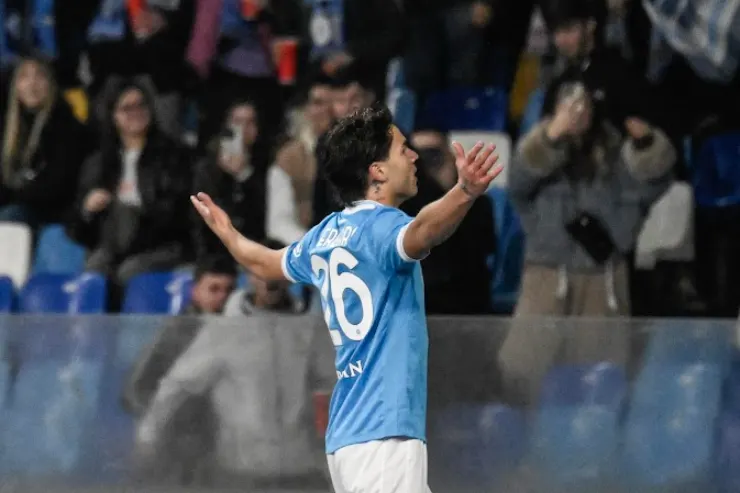 Vergara con le braccia alzate in esultanza indossa la maglia azzurra del Napoli numero 26 durante una partita