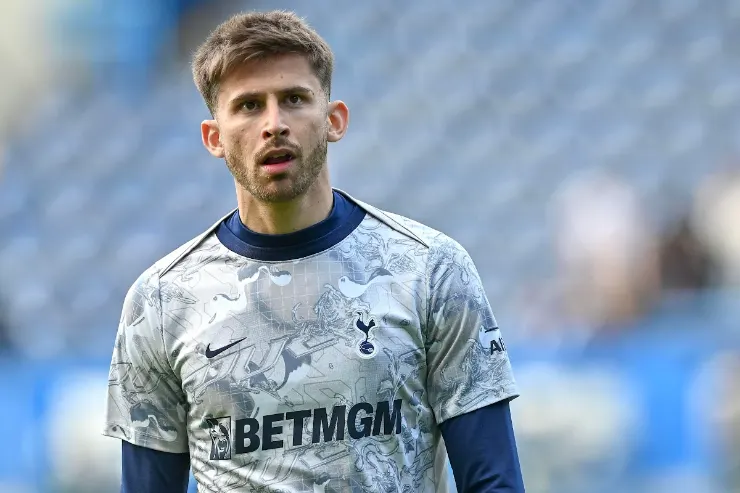 Vicario in maglia da riscaldamento del Tottenham, primo piano durante una partita