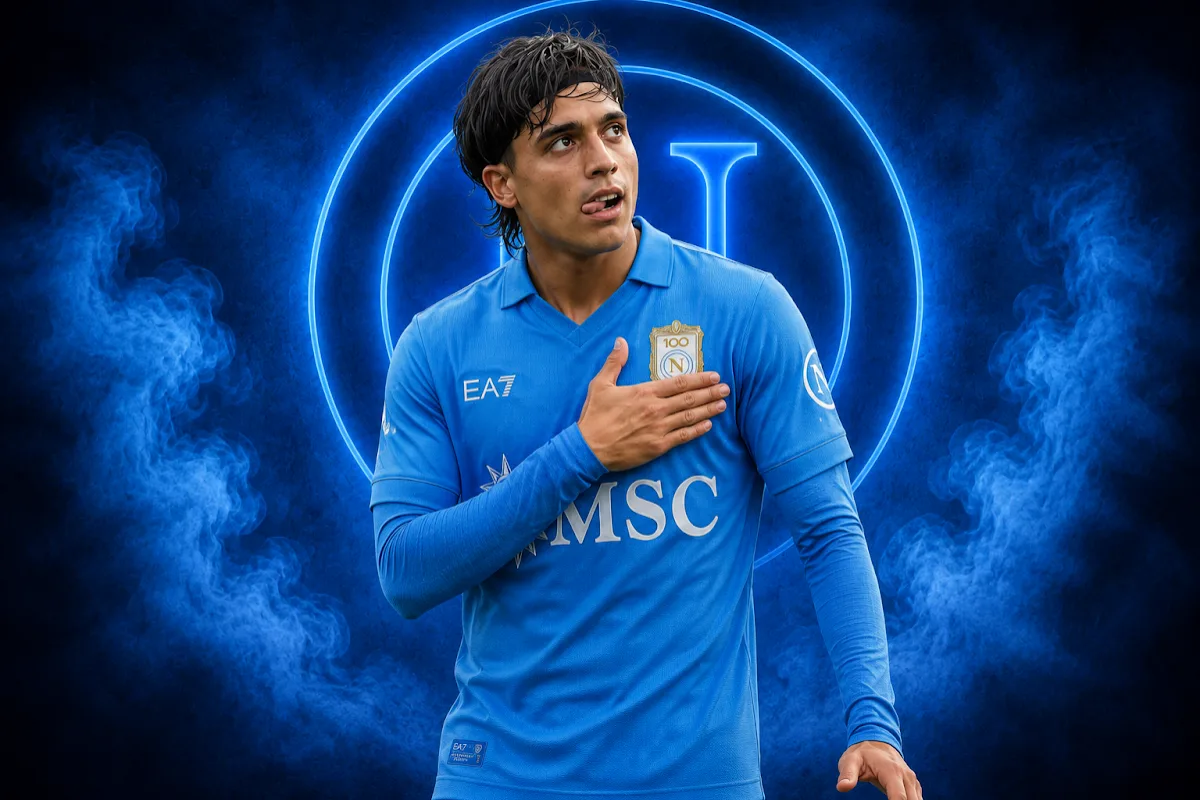 Giocatore del Napoli in maglia azzurra EA7 con stemma MSC, mano sul petto durante esultanza
