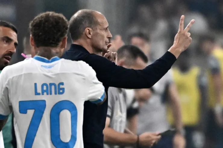 Allegri dà istruzioni durante la partita con Lang sullo sfondo, Napoli Como
