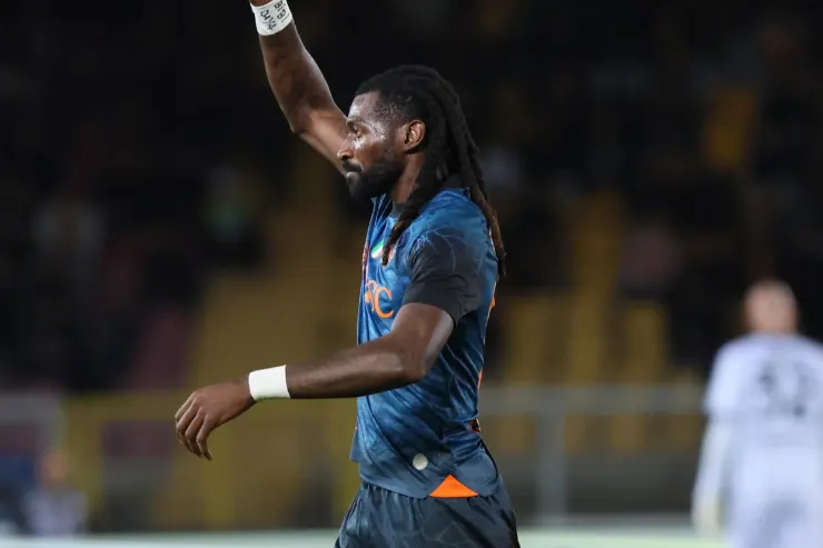 Anguissa esulta durante la partita del Napoli, con il pugno alzato e fascia al polso