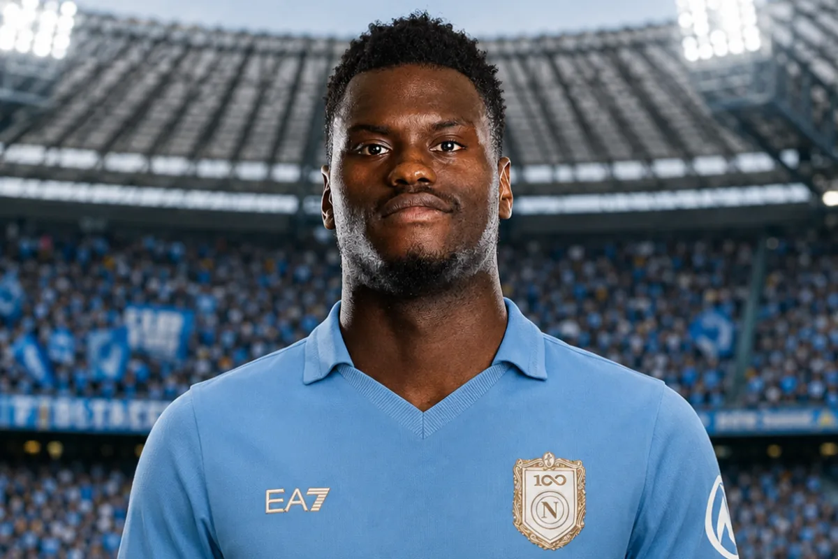 Badiashile in maglia Napoli azzurra con lo stemma del club, ritratto nello stadio