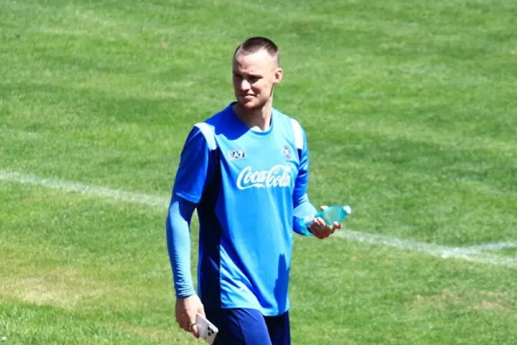 Beukema in allenamento al campo, indossa la divisa blu del Napoli con sponsor Coca-Cola