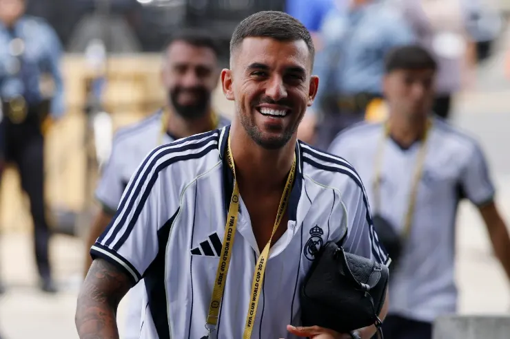 Dani Ceballos con medaglia al collo durante un evento calcistico, indossa la divisa Adidas del Real Madrid