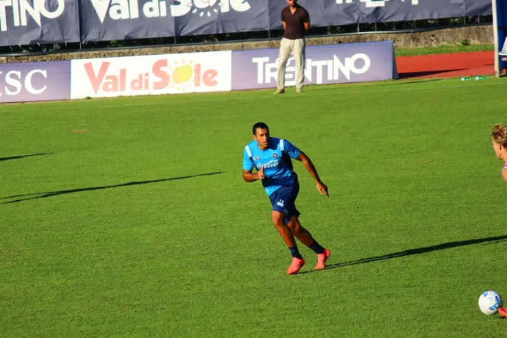 Cheddira in azione durante l'allenamento con la maglia azzurra del Napoli