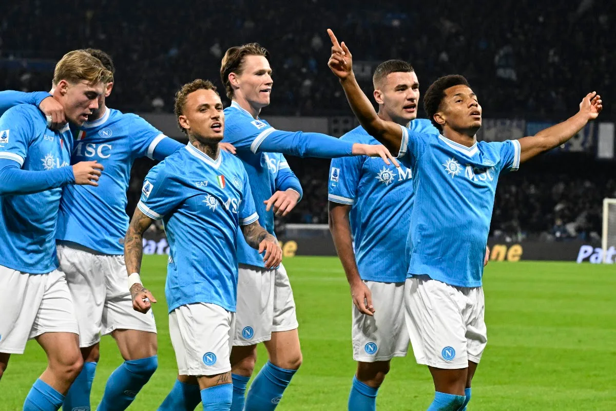 Giocatori del Napoli in esultanza durante una partita, indossando la maglia azzurra con sponsor MSC