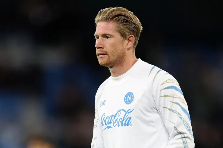 De Bruyne in tuta Napoli bianca con logo Coca-Cola durante allenamento