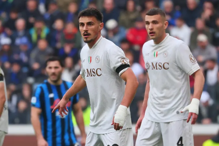 Elmas e Buongiorno in campo con la maglia del Napoli bianca MSC durante una partita