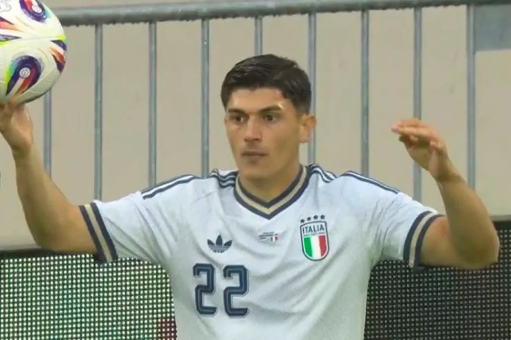 Giovane calciatore con maglia Italia numero 22 tiene un pallone durante una sessione di allenamento