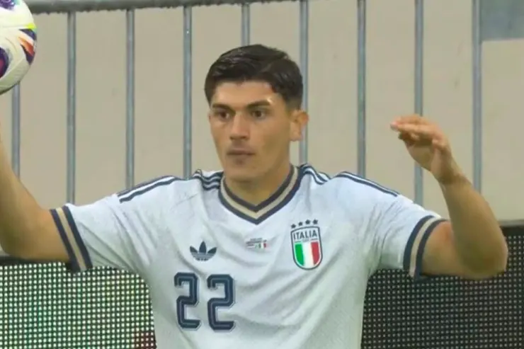 Giocatore con maglia della Nazionale italiana numero 22 durante una conferenza stampa