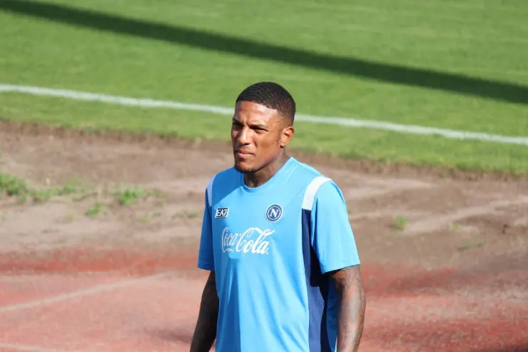 Folorunsho in tuta blu da allenamento sul campo con pallone sullo sfondo