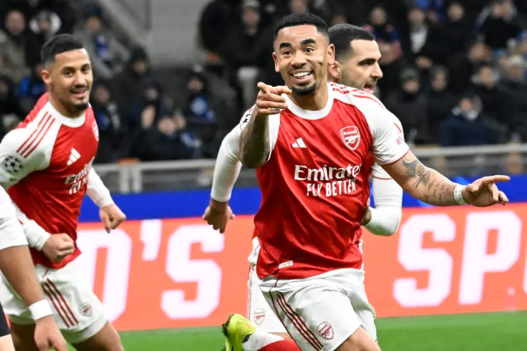 Gabriel Jesus corre durante una partita di calcio indossando la maglia dell'Arsenal