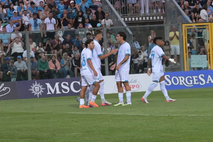 Giocatori del Napoli esultano dopo il gol durante la partita contro l'Osasuna
