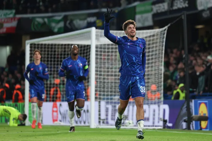 Guiu esulta dopo aver segnato un gol con la maglia blu del Chelsea in campo