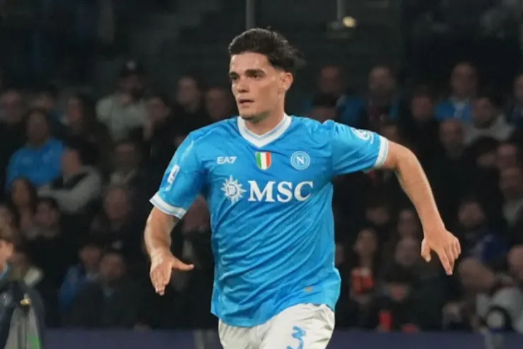 Gio Affonso Gutierrez in azione durante una partita del Napoli, indossa la maglia azzurra EA7 con sponsor MSC