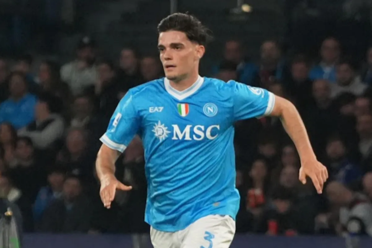 Gutierrez terzino del Napoli in maglia azzurra EA7 durante una partita, con logo MSC e stemma azzurro