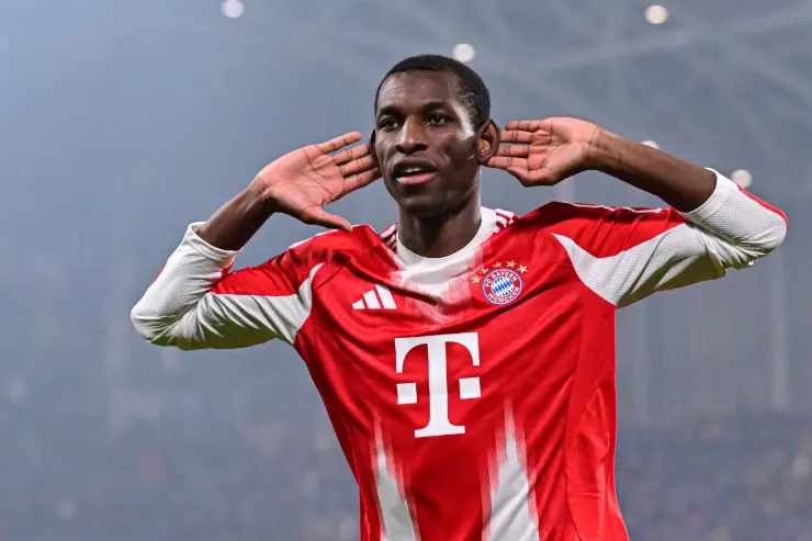 Nicolas Jackson in maglia Bayern Monaco con gesto celebrativo durante una partita