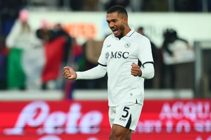 Juan Jesus in maglia Napoli numero 5 sorride durante una partita, esultanza in campo
