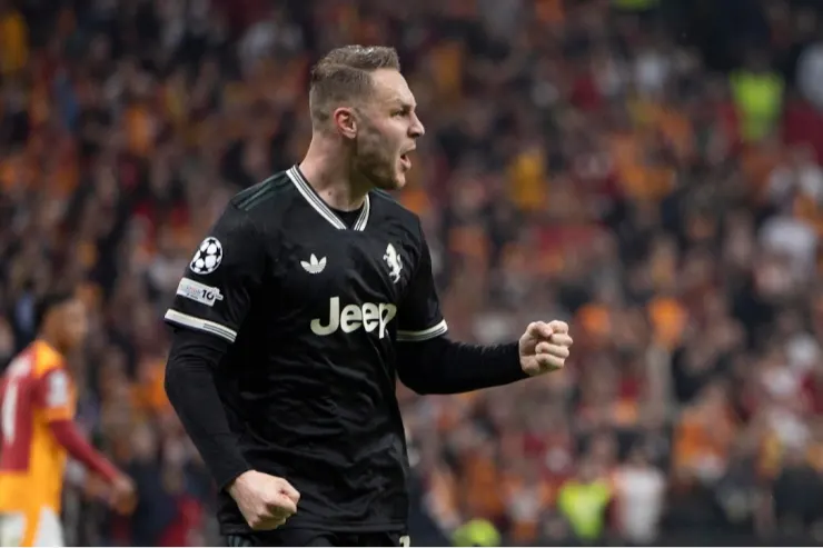 Koopmeiners in maglia Juventus esulta durante la partita, con lo stadio sullo sfondo