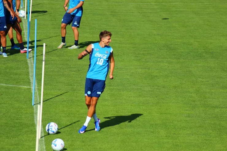 Lindstrom durante l'allenamento del Napoli sul campo, indossa la maglia azzurra numero 10