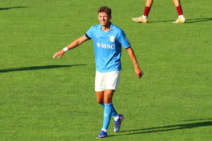 Jesper Lindstrom in maglia Napoli durante una partita, con il pallone in campo