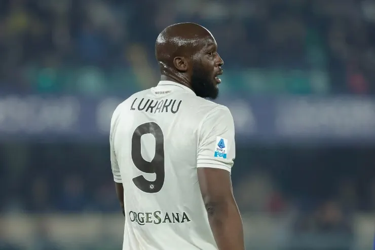 Lukaku con la maglia numero 9 del Napoli durante una partita in Serie A