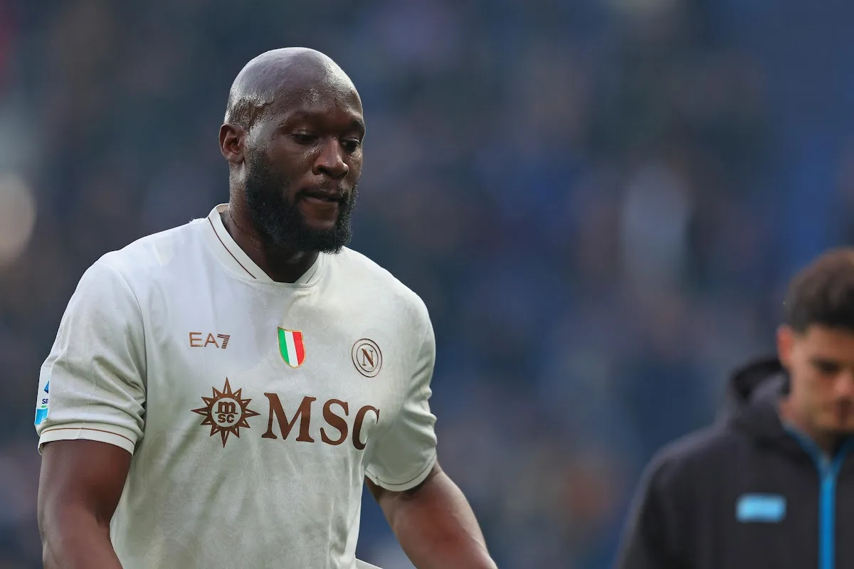Romelu Lukaku in maglia Napoli bianca con sponsor MSC durante una partita