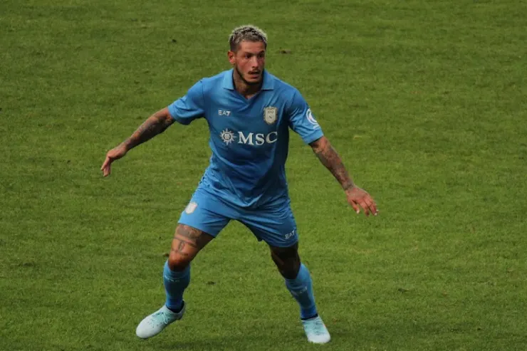 Mazzocchi in azione durante una partita, indossa la maglia azzurra del Napoli con sponsor MSC