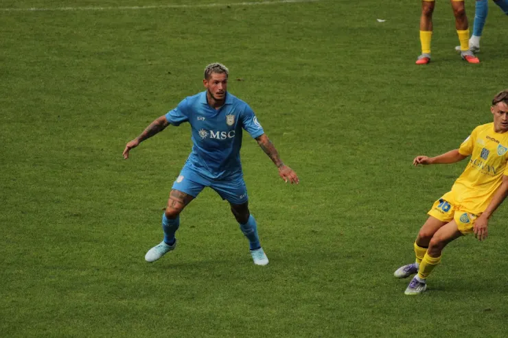 Pasquale Mazzocchi in azione durante la partita tra Napoli e Carrarese, con la maglia azzurra MSC
