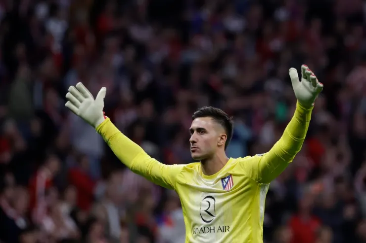 Musso portiere dell'Atletico Madrid con le braccia alzate durante una partita