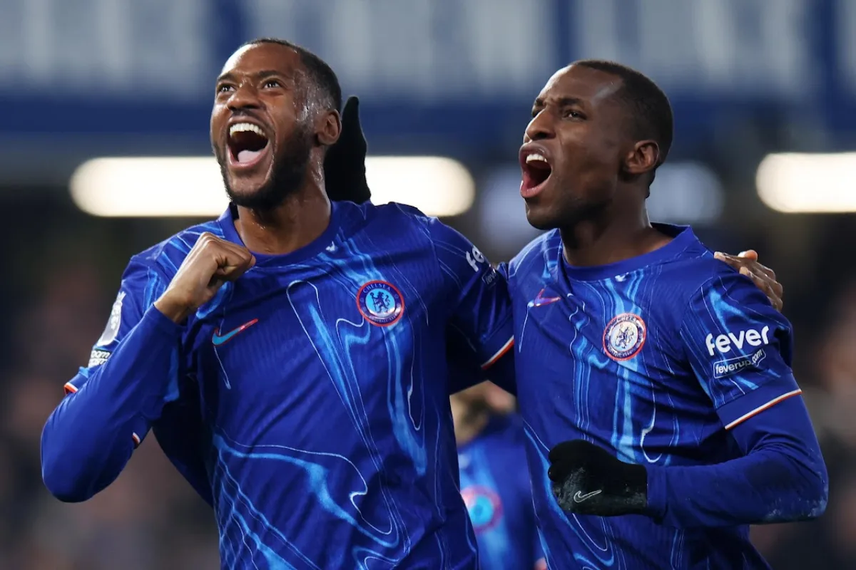 Nicolas Jackson e Adarabioyo esultano in maglia Chelsea blu